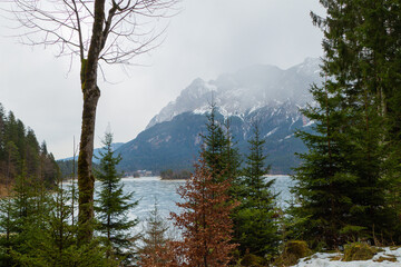 Regnerischer und bewölkter Tag am Eibsee Deutschland