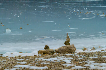Steintürme Steinmännchen an zugefrorenem See Bergsee