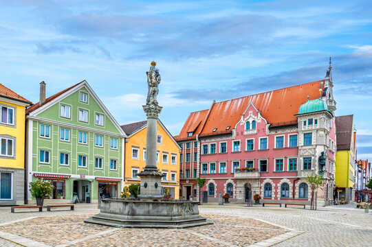 Rathaus am Marienplatz mit Marienbrunnen, Mindelheim, Unterallg&auml;u, Schwaben, Bayern, Deutschland, Europa