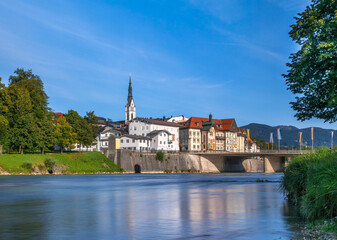 Altstadt, Stadtansicht mit Isar und Stadtpfarrkirche Mariä Himmelfahrt, Bad Tölz, Oberbayern, Bayern, Deutschland, Europa