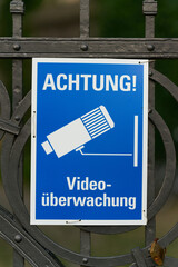 Schild an einem Zaun zu einem Privatgrundstück mit der Aufschrift Achtung Videoüberwachung 