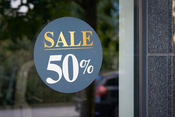 Aufkleber an einem Schaufenster in Italien mit der Aufschrift Sale 50%