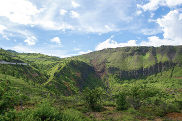 Naklejka premium 夏の白根山の荒々しい山肌と緑のコントラスト