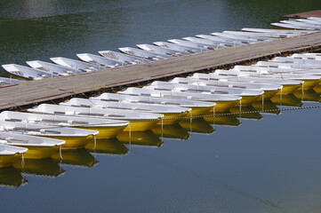 湖の桟橋に係留されたボート