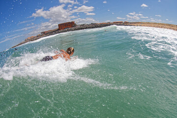 surfeur sur une vague de capbreton proche hossegor, dans les landes
