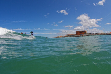 surfeur sur une vague de capbreton proche hossegor, dans les landes