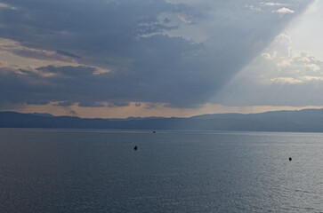 Macédoine du nord : le lac d'Ohrid avec les montagnes Albanaises en fond
