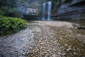 Le saut de la Forge, une des sept cascades constituant les Cascades du Hérisson, célèbre site touristique du Jura © jef 77