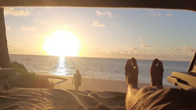 pov: imagem de dentro para fora de motorhome estacionado em beira de praia 
