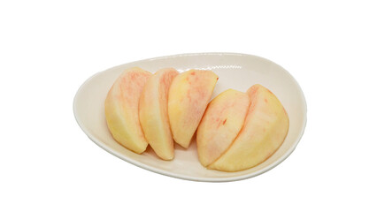 皿に盛られたカット桃（背景透過）