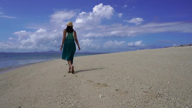 海辺で寛ぐ女性