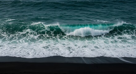 Naklejka premium Serene ocean waves crashing onto a black sand beach, with a cloudy sky and distant cliffs