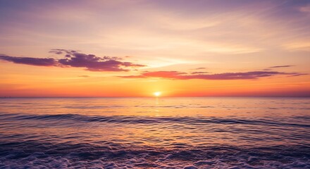 Obraz premium Golden Sunset Over Ocean Waves.