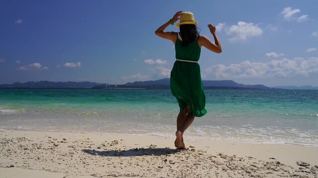 海辺で寛ぐ女性