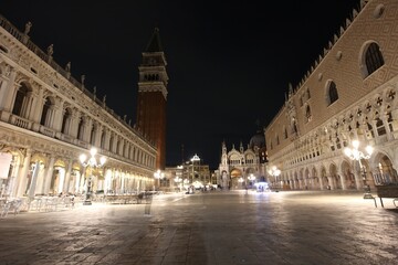 Fototapeta premium Night view of St Mark's Campanile and Doge's Palace in Venice, Italy