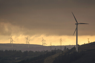 Aerogeneradores de parque eólico sobre los montes de Ourol, Lugo, Galicia, España