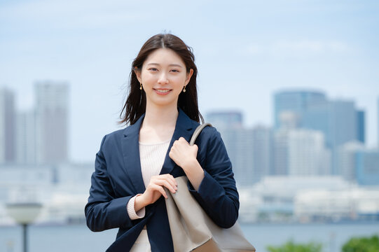 笑顔の若い女性