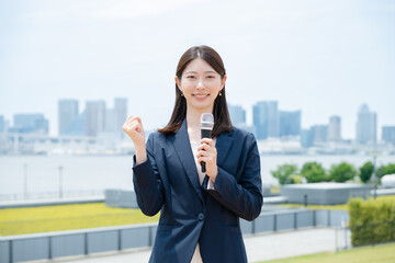 マイクを持った女性