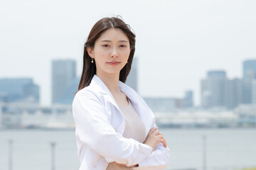 腕組みをする白衣の女性