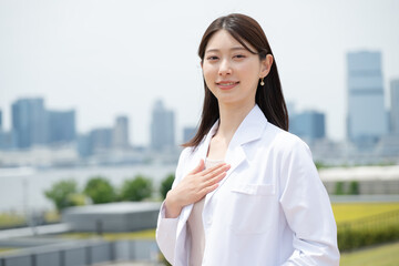 白衣を着た女性
