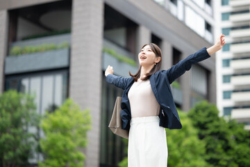 リラックスするビジネスウーマン