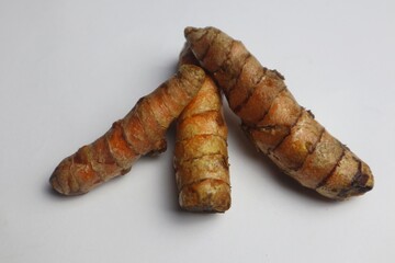 Fresh turmeric rhizome with bright yellow color, ready to be used as a cooking spice, traditional herbal medicine ingredient, or natural herbal medicine.