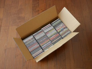 ダンボールに入れた大量のCD