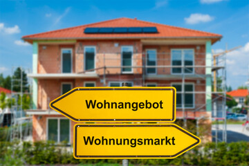 Zwei Wegweiser zeigen in unterschiedliche Richtungen und sind beschriftet mit Wohnangebot und...