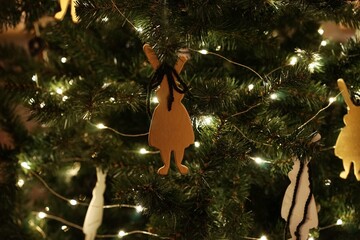 Glamorous Gold-Adorned Christmas Tree