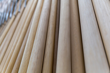 円柱状に揃えられた木材のテクスチャ背景