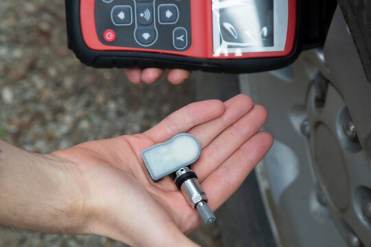 TPMS sensor programmer.Tire pressure sensors.