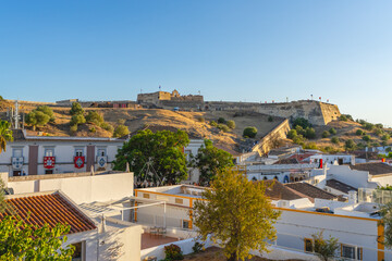 Obraz premium Panoramic views of Castro Marim Castle overlooking the town, with vibrant medieval decorations and rustic animal scenes that bring the historical fair to life.