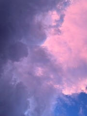 Nubes azules y rosas al atardecer.