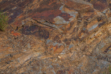 Stone texture marked by dark bands that contrast violently with lighter areas, creating an abstract geological map