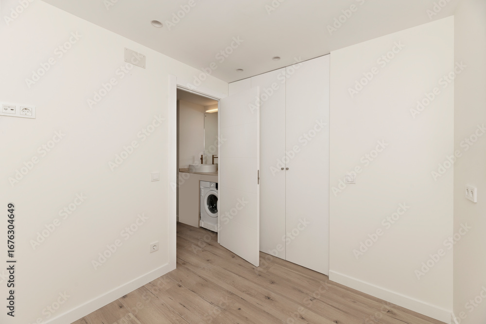 Poster guest room with a compact wardrobe with folding doors, ideal for small but functional spaces