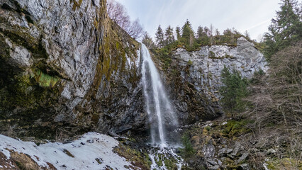 Obraz premium Vue de la Grande Cascade du Mont-Dore, impressionnante chute d'eau au coeur du Massif du Sancy, Auvergne