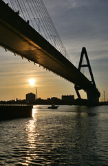 朝日に染まる名港トリトン