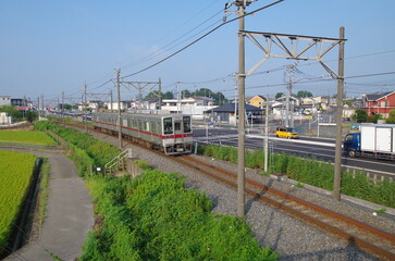 東武鉄道　郊外の住宅地を走る