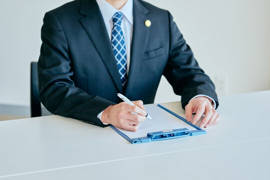 法律相談を受ける若い弁護士