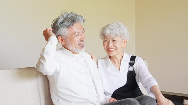 笑顔で寄り添うシニアカップル