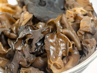 金ざるに入れたキクラゲ