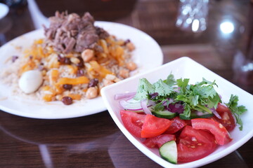 Uzbekistan Food, Plov and Achik Chuchuk Salad - ウズベキスタン料理 プロフとアチクチュチュク	