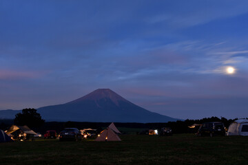 夕焼富士山と裾野から昇る満月を望む風景