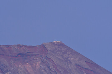 夏の富士山の山頂風景