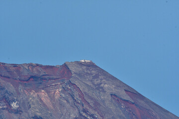 夏の富士山の山頂風景