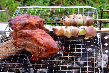 炭火で焼く美味しそうなスペアリブと焼き鳥