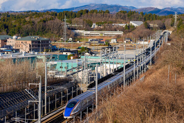 疾走する北陸新幹線