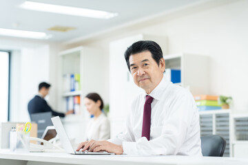 オフィスで働くシニアのビジネスマン