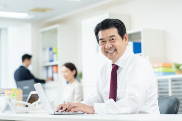 オフィスで働くシニアのビジネスマン