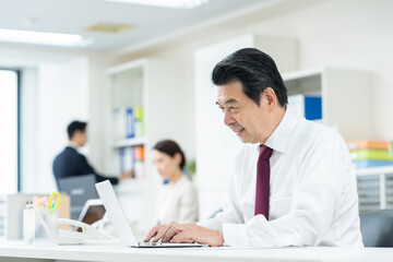 オフィスで働くシニアのビジネスマン